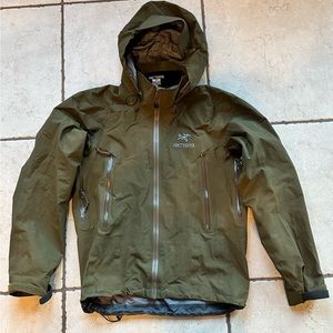 Arcteryx lightweight versatile Gor-Tex Shell for men - size small, army green.